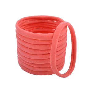 Detailansicht der elastischen korallenrosa Nylon-Haargummis mit weicher Textur und Dicke