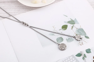 Dettaglio della collana a Y a doppio strato argento con ciondoli Albero della Vita