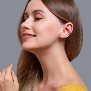 Dettaglio di un ear cuff a doppia stella in oro rosa con pavé di zirconi luminosi