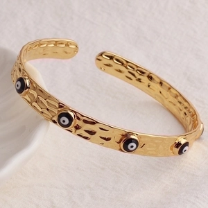 Bracciale rigido occhio del male placcato oro 18 carati con finitura martellata unica