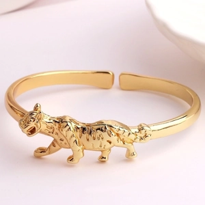 Bracciale rigido vintage in oro con un design dettagliato di tigre scolpito in 3D unico