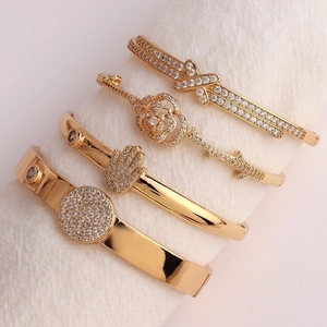 Set di bracciali di lusso in rame placcato oro con pietre di zircone e ciondoli