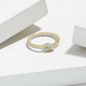 Anello nodo minimalista in argento S925 con design intrecciato bicolore oro e argento