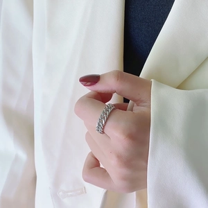 Minimalist silver chain texture ring in titanium steel worn on model's thumb