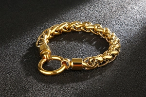 Vue détaillée du bracelet gourmette doré lourd avec un grand fermoir à anneau à ressort