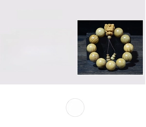 Détail macro du bracelet en bois de santal avec perle Pixiu et petits pendentifs