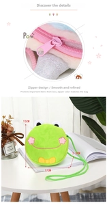 Detail of green frog plush crossbody bag with zipper closure and 17x15x3.5 cm dimensions