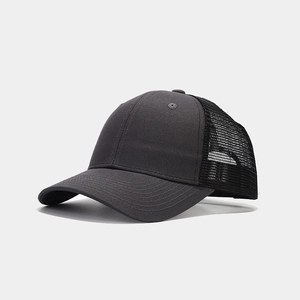 Détail de la casquette trucker gris foncé avec maille noire respirante et visière