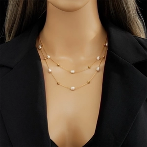 Collier double rang en acier titane avec perles baroques porté sur un mannequin chic