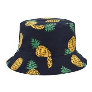 Nahaufnahme eines dunkelblauen Anglerhuts aus Baumwolle mit gelben Ananas-Print-Mustern