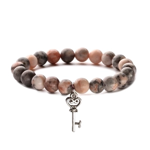 Armband aus natürlichen rosa Zebrastein-Perlen mit einem silbernen Vintage-Schlüsselanhänger