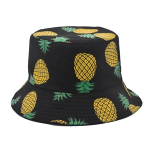 Detailaufnahme des lebhaften Ananas-Prints auf dem schwarzen Baumwoll-Anglerhut
