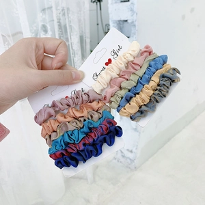Lot de chouchous en satin multicolores avec texture brillante sur cartes blanches