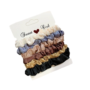 Lot de 6 chouchous en satin de couleurs assorties sur carte de support Sweet Girl