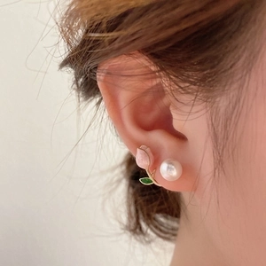 Elegant pink tulip and pearl stud earrings for women with gold metal details