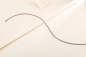 Vue détaillée d'une fine chaîne en acier titane gris foncé pour la création de bijoux