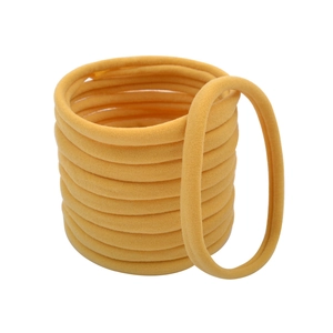 Detailaufnahme elastischer neongelber Nylon-Haargummis in nahtlosem Stapel-Design