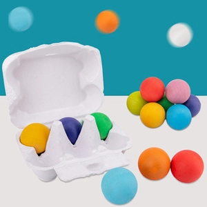 Détail d'œufs de Pâques colorés en bois dans un plateau en carton blanc pour bricolage
