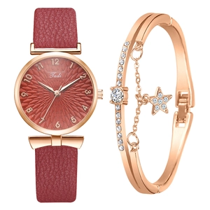 Vue détaillée d'une montre à quartz pour femme avec bracelet rouge et bracelet étoile or rose