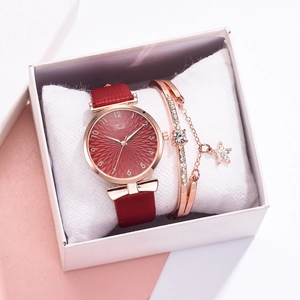 Gros plan sur l'ensemble montre en cuir rouge et bracelet étoile dans son coffret
