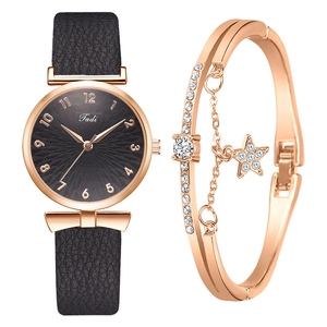 Détail de montre femme or rose avec cadran noir et bracelet assorti à pendentif étoile