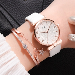 Gros plan montre à quartz Tadi avec bracelet cuir blanc et gourmette étoile