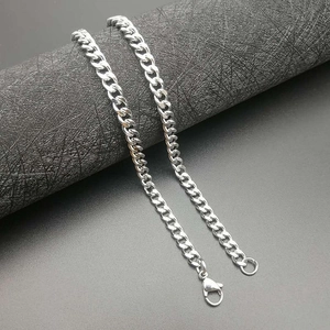 Detailed view of silver 5mm cuban link chain displayed on cylindrical props