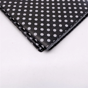 Detailaufnahme von schwarzem Seidenpapier mit weißen Punkten für Geschenkverpackungen