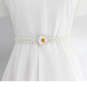 Gros plan d'une chaîne de taille en perles triple rang avec boucle marguerite blanche
