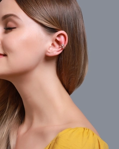 Primo piano di un ear cuff a doppia stella con pietre scintillanti sulla cartilagine