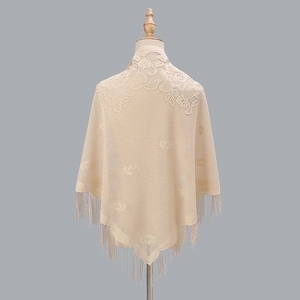 Elegante scialle beige all'uncinetto con ricamo floreale traforato e lunghe frange