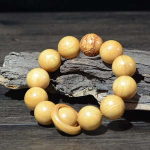 Gros plan sur des perles en bois Bodhi de 20mm avec fine gravure traditionnelle