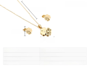 Detail of gold hollow four-leaf clover jewelry set with mãe engraving on steel