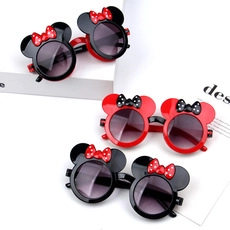 Dettaglio di occhiali da sole per bambini a forma di topo con orecchie e fiocco a pois