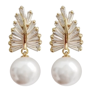 Baroque pearl earrings with wheat-shaped sparkling zircon details in gold plating