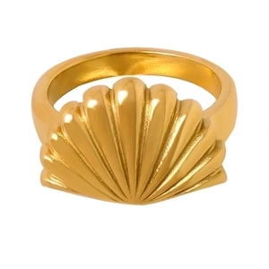 Exaggerated golden shell-shaped ring made of non-tarnishing titanium steel for women