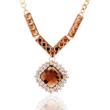 Detailaufnahme der Retro-Goldkette mit großem quadratischem braunem Edelstein und Zirkon