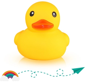 Gros plan d'un canard en caoutchouc jaune classique avec un bec orange sur fond blanc