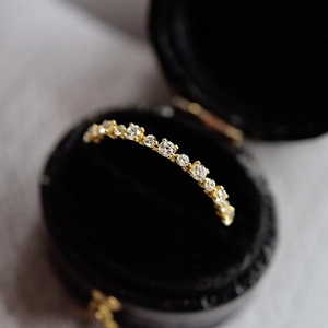 Elegante anello in argento 925 dorato con zirconi in una scatola di velluto nero