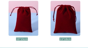 Detailed size comparison of 10x15cm and 13x18cm burgundy velvet drawstring pouches