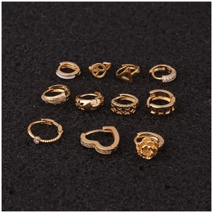 Lot de 11 boucles d'oreilles dorées cœur et géométriques avec zircon sur fond noir