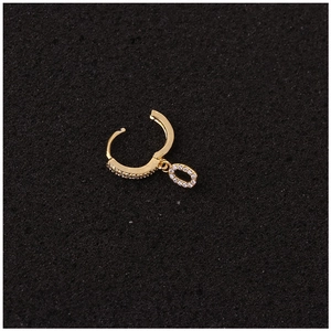 Goldener Ohrring mit Zirkon-Oval-Anhänger auf schwarzem strukturiertem Hintergrund