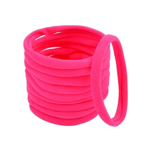 Detailansicht der leuchtend rosa Nylon-Haarbänder mit weicher Textur und hoher Elastizität