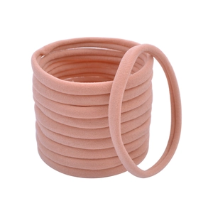 Detailansicht der fleischfarbenen, weichen Nylon-Babystirnbänder mit nahtloser Textur