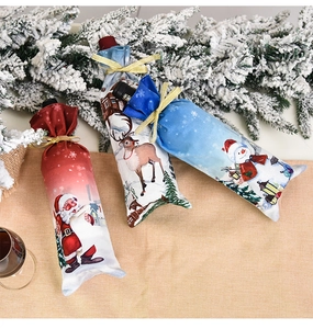 Tre copribottiglie natalizi con motivi di Babbo Natale, pupazzo di neve e renna festivi
