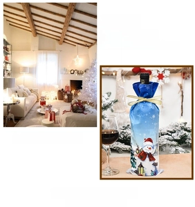 Copri bottiglia di vino natalizio blu con stampa pupazzo di neve e nastro dorato