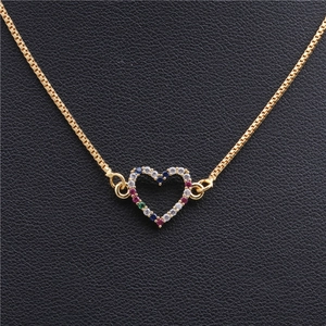 Collier en cuivre doré avec un pendentif en cœur serti de zircons multicolores