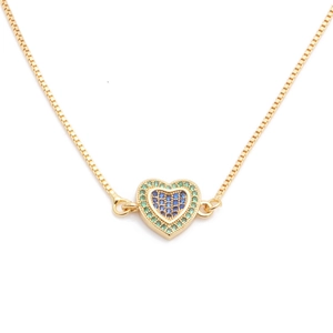 Vue détaillée du collier cœur en or serti de zircons cubiques bleus et verts brillants