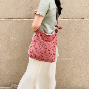 Detail of floral corduroy shoulder bag featuring vintage flower patterns and wooden ring strap
