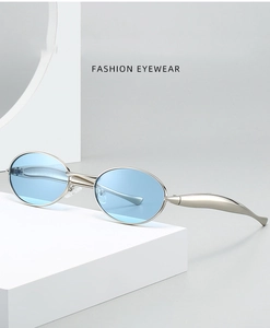 Vue détaillée de lunettes de soleil ovales en métal argenté avec verres bleu clair